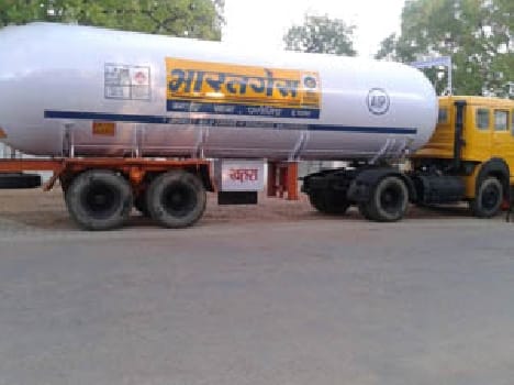 Gas refill gas tanker caught , three arrested